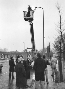 109315 Afbeelding van de vervanging van de laatste kwiklamp in een straatlantaarn op het Herculesplein te Utrecht.